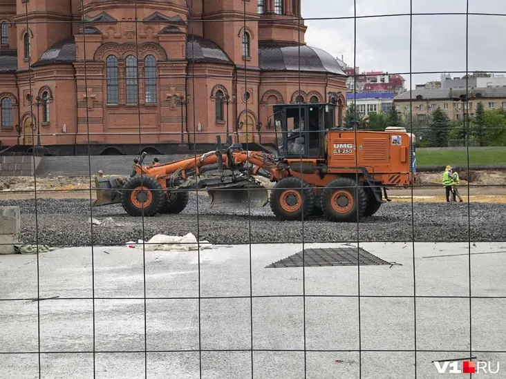 Прокуратура проверяет законность ремонта на центральной площади Волгограда после заключения субподрядного договора с единственным участником аукциона; сроки работ сорваны.