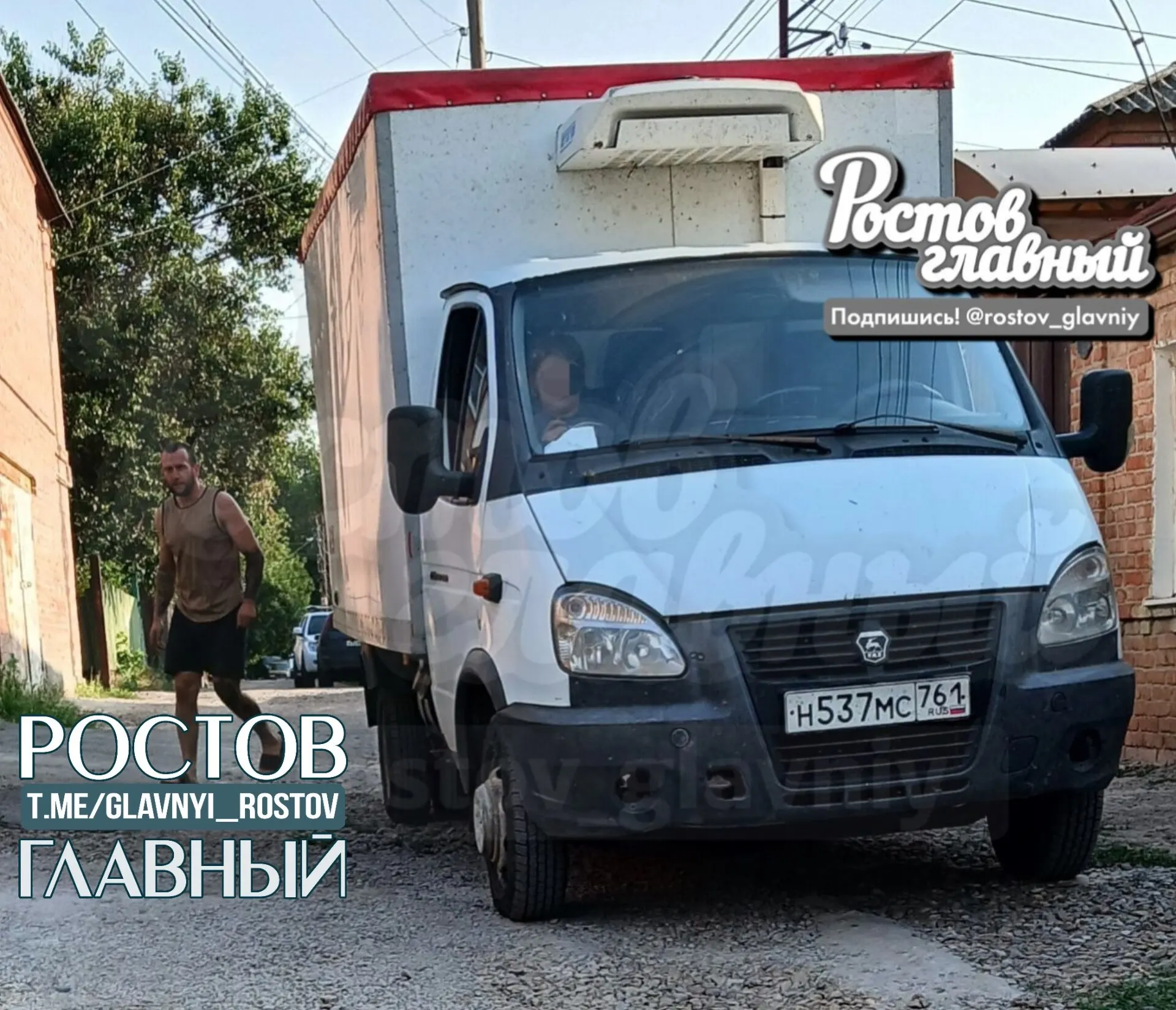 В Ростове женщина весом около 55 кг сама перенесла водонагреватель весом 32,5 кг на ~100 м после того, как курьер отказался помочь; служба поддержки не отреагировала.