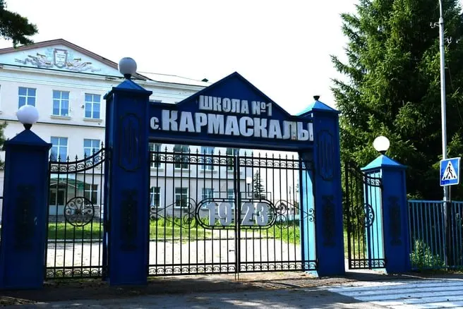 В Кармаскалах ликвидируют школу №1 — здание признали аварийным в 2020 году. Ученики с тех пор занимались в соседних учреждениях из‑за нехватки места; решение объясняют экономическими причинами.