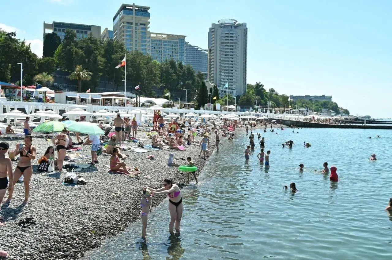 В Сочи тепло: вода около +25 °C, воздух — примерно +27 °C. Загрузка отелей достигает 78%, однако число отдыхающих снизилось по сравнению с прошлым годом из‑за тревожного общественного фона и трудностей с транспортной доступностью.