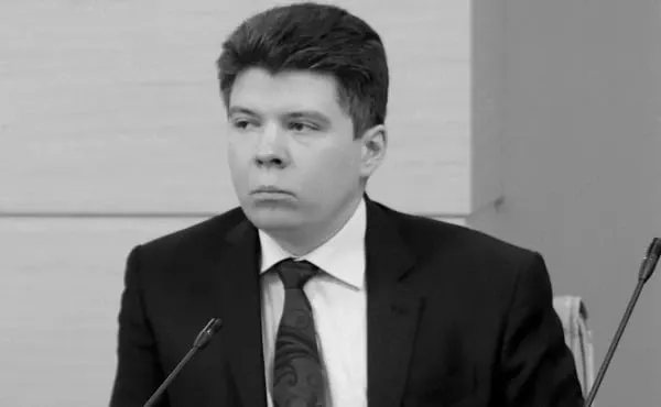 Алексей Старовойтов скончался 30 июня. В мэрии выразили соболезнования и отметили его вклад в развитие федерализма и местного самоуправления. Предварительная причина смерти — сердечно-сосудистая недостаточность.