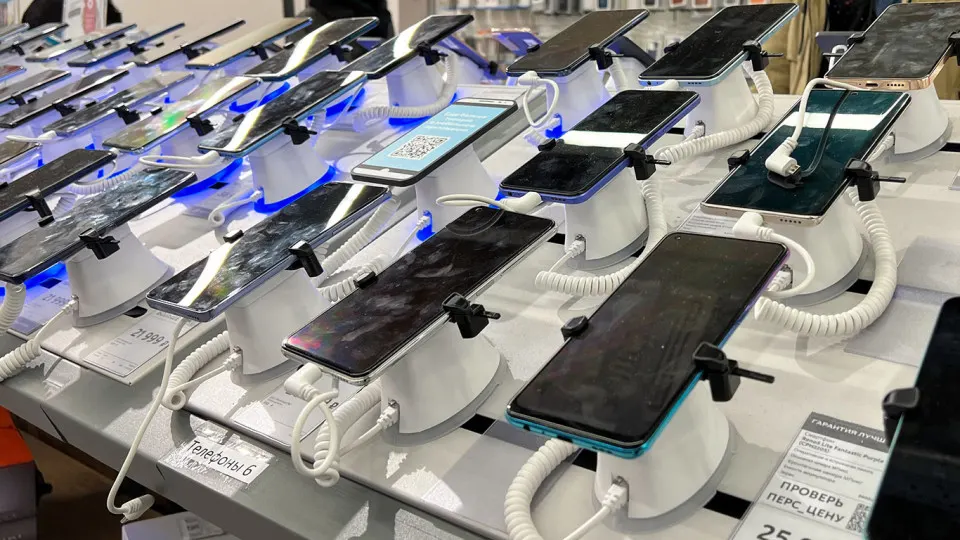 За шесть месяцев россияне купили около 12 млн смартфонов на сумму более 260 млрд руб.; рынок сокращается на фоне роста среднего чека и падения потребительской активности.