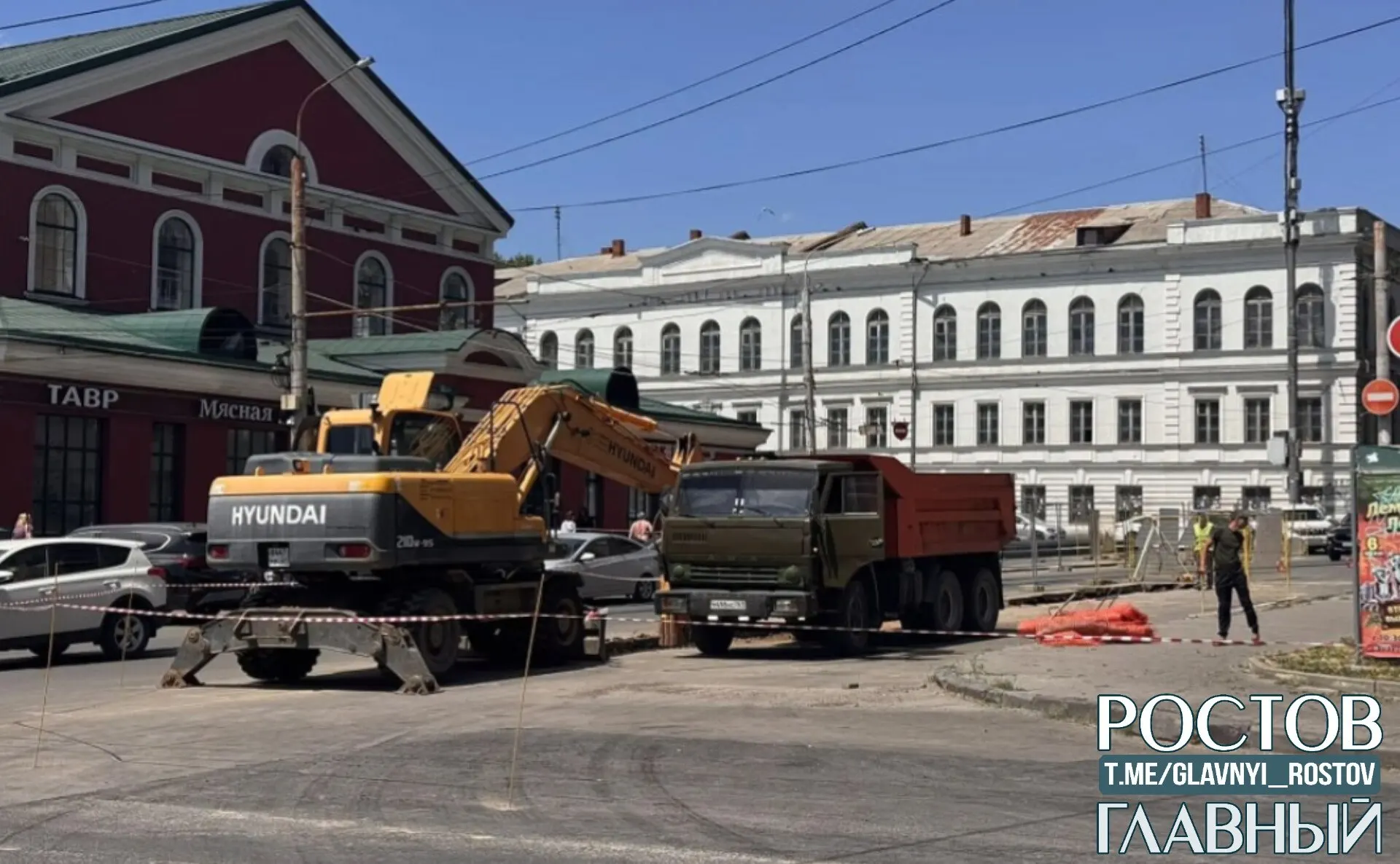 На улице Черевичкина новый асфальт уложили меньше месяца назад в рамках нацпроекта, но вскоре разрыли для работ по коммуникациям — горожане требуют объяснений.
