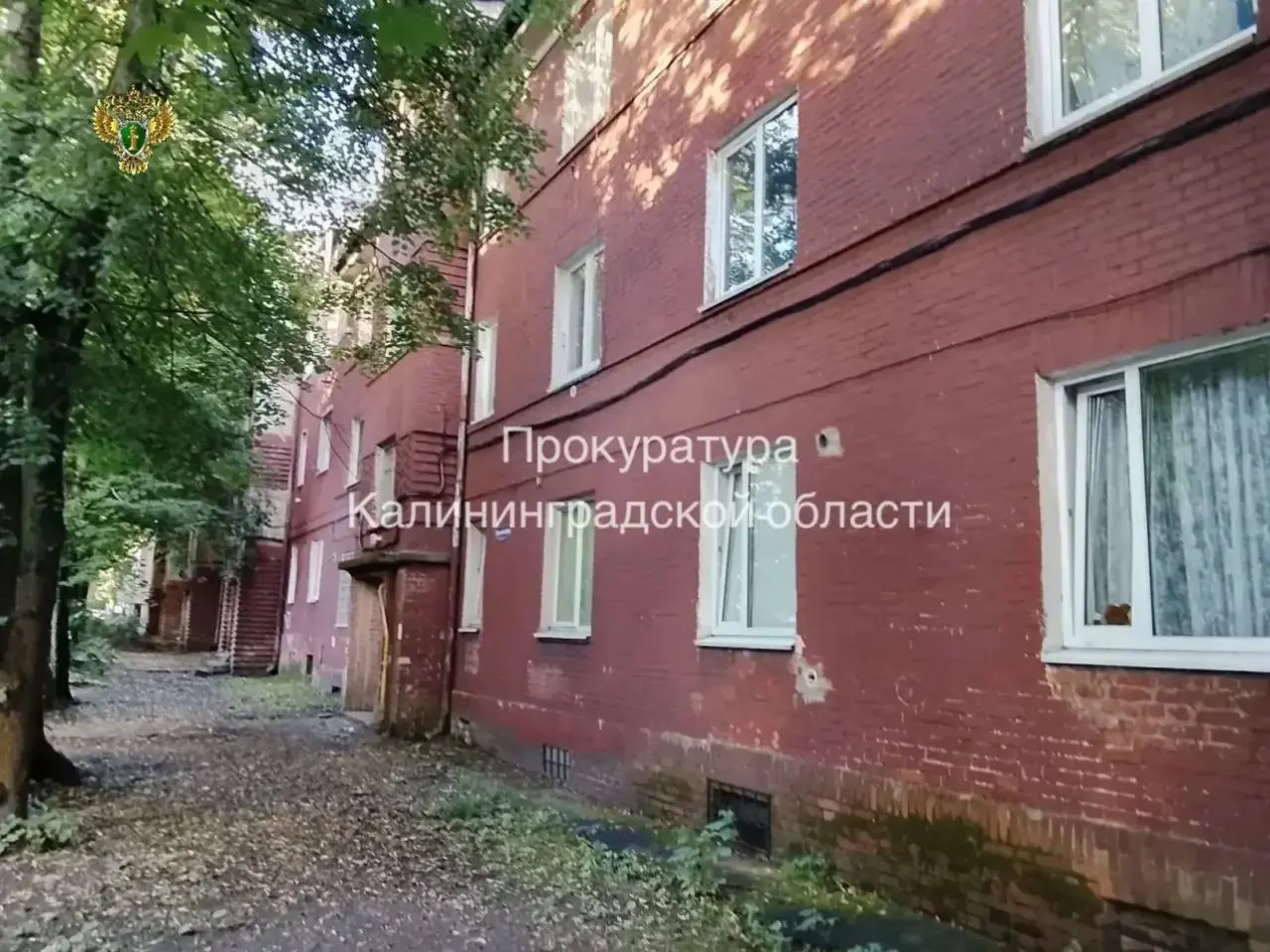 Прокуратура обнаружила протечки и разрушение потолков в многоквартирном доме из‑за ненадлежащего состояния крыши и чердака. Руководителя обслуживающей компании оштрафовали на 50 тысяч рублей, после чего нарушения начали устранять.