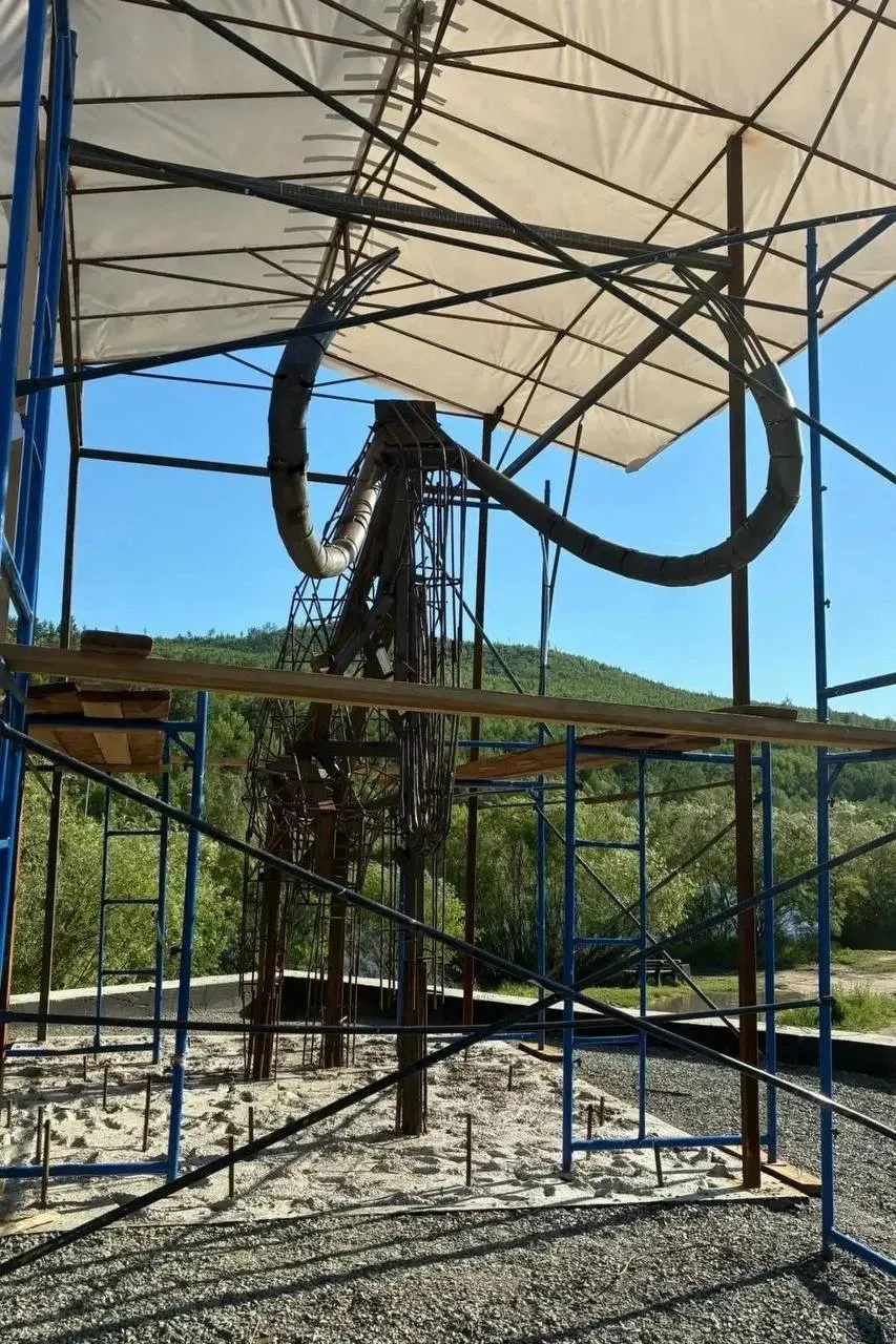 В Забайкалье приступили к созданию мамонтёнка в натуральную величину: 3,5 м в холке, около 6 м в длину. Инсталляцию делают из арт‑бетона, работы выполняют местные подрядчики.
