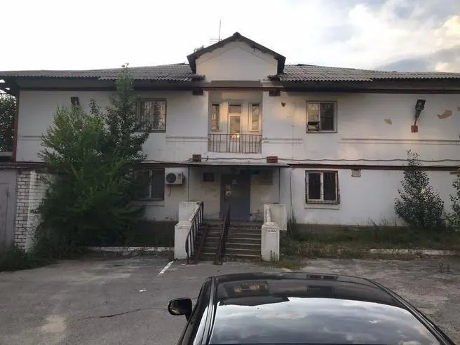 В Волгограде повторно пытаются продать здание ОГИБДД Тракторозаводского района. Ранее объект предлагали за 25 млн рублей; сейчас цену снизили до 1 млн. В обсуждениях также фигурировала невероятная сумма в 100 трлн рублей.