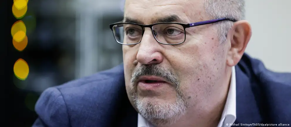 Политик заявил, что судебный приговор за изображение оппозиционного лидера лишил его права участвовать в выборах в Госдуму, прервал кампанию и вызвал страх у активистов; он также рассказал о давлении на команду и переживаниях семьи.