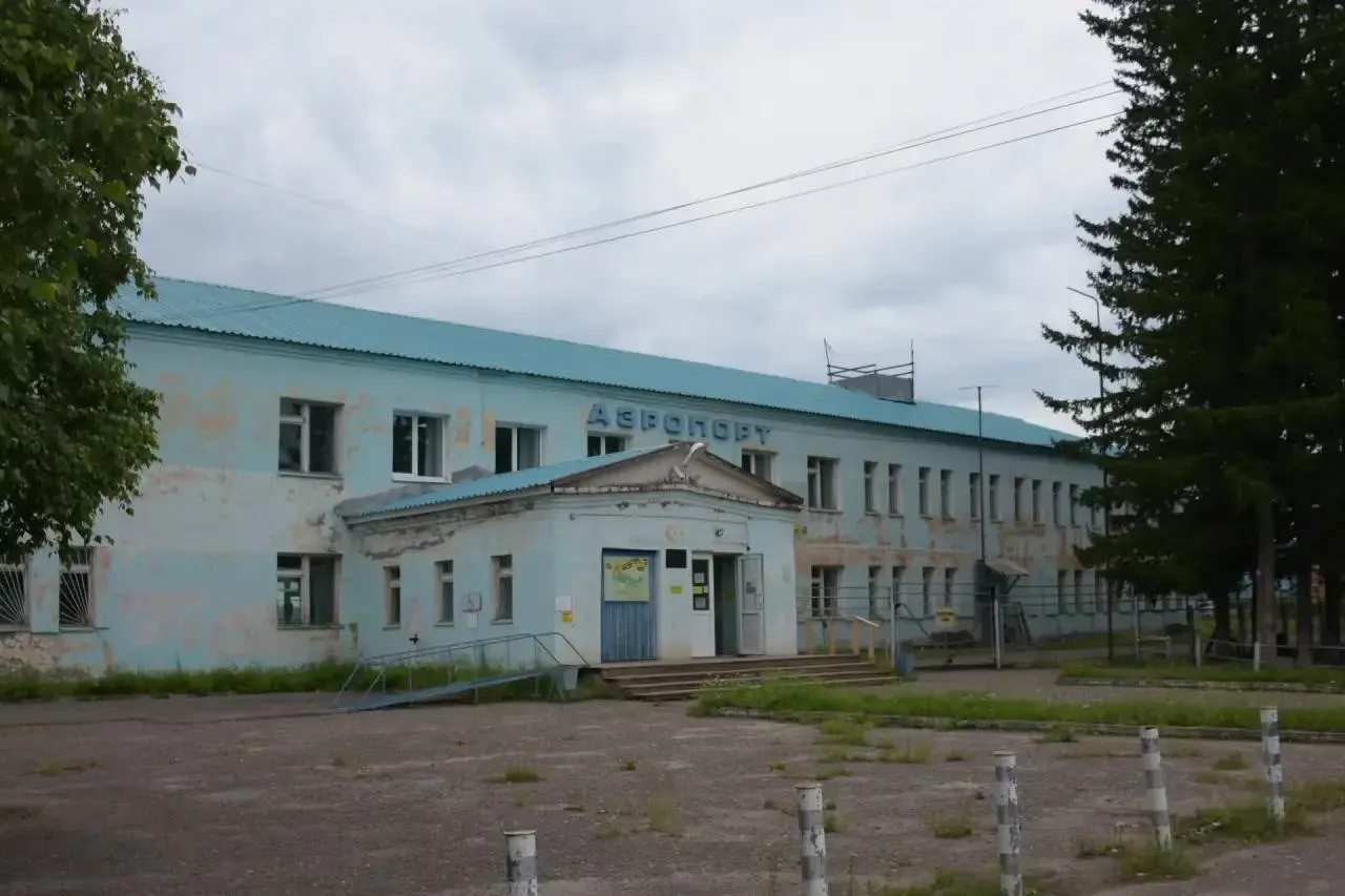 Губернатор Иркутской области сообщил, что текущий ремонт взлетно‑посадочной полосы в аэропорту Киренска профинансируют за счёт внебюджетных источников; оператор аэродрома также выделит средства. Ремонт должен восстановить авиасообщение для около 17 тысяч жителей округа.