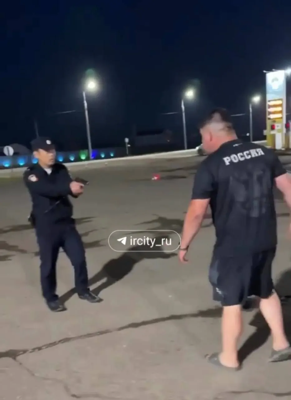 Во время конфликта из‑за очереди водитель Audi Q7 угрожал женщине и полицейскому; после этого он убежал — водителя сейчас разыскивают.