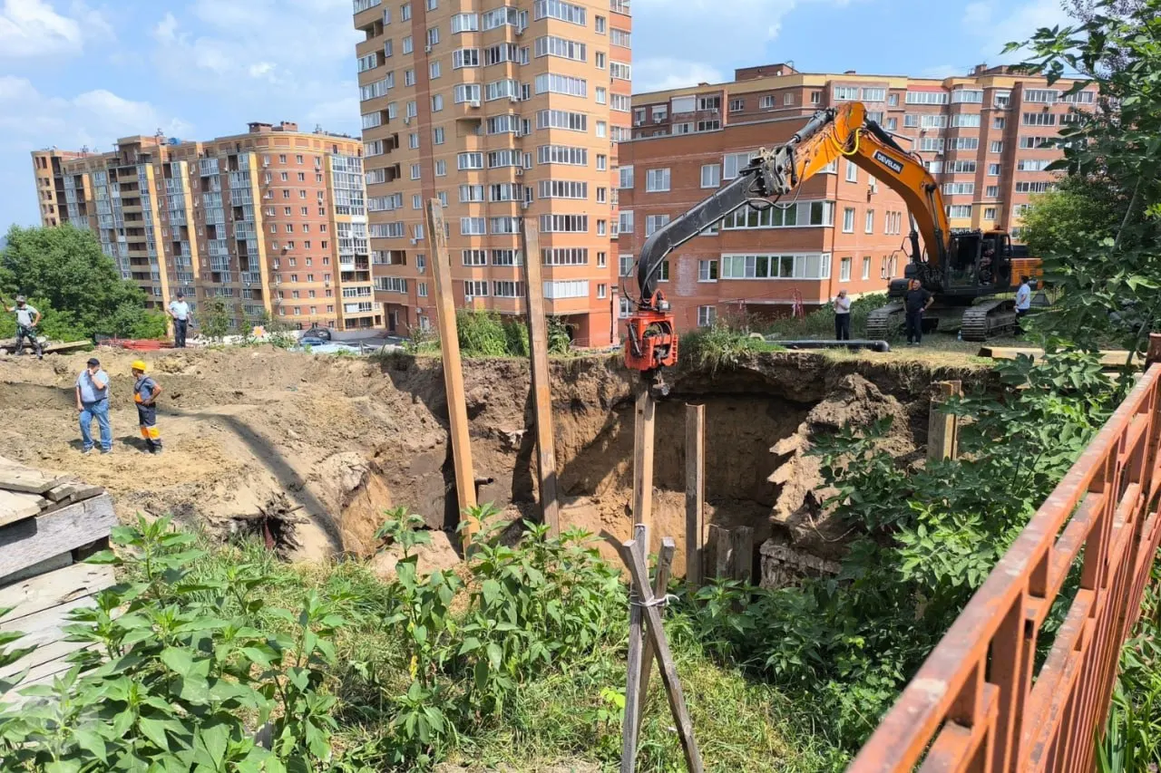После крупной коммунальной аварии в Горском микрорайоне воду в левобережной части Новосибирска начали возвращать лишь на третий день — жители продолжают жаловаться на перебои и слабый напор.
