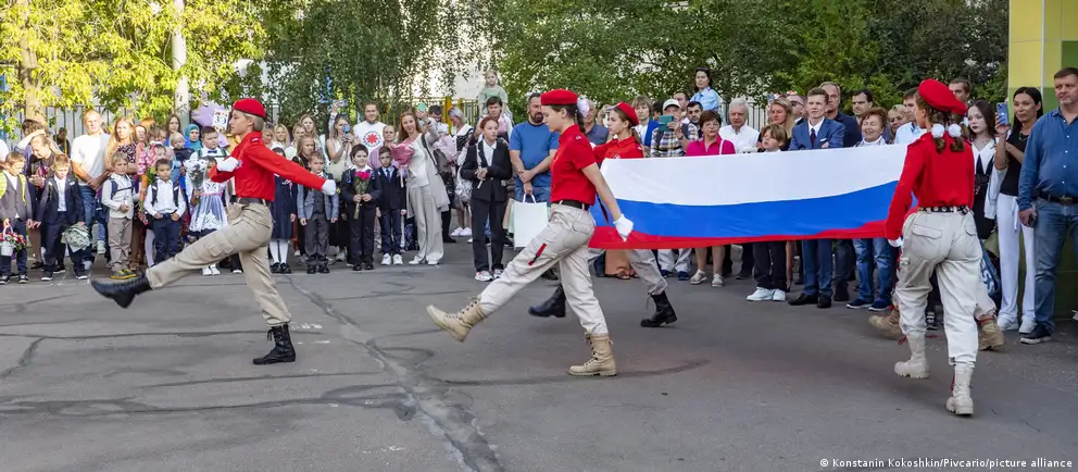 В одной из школ Новосибирска появилось пособие «Кругозор. Основы национального самосознания» с призывами к самопожертвованию, антизападными тезисами и сомнительными оценками гендерных и культурных явлений. Ученики и педагогический эксперт рассказывают, как проходят «Разговоры о важном» и почему многие школьники саботируют такие уроки.