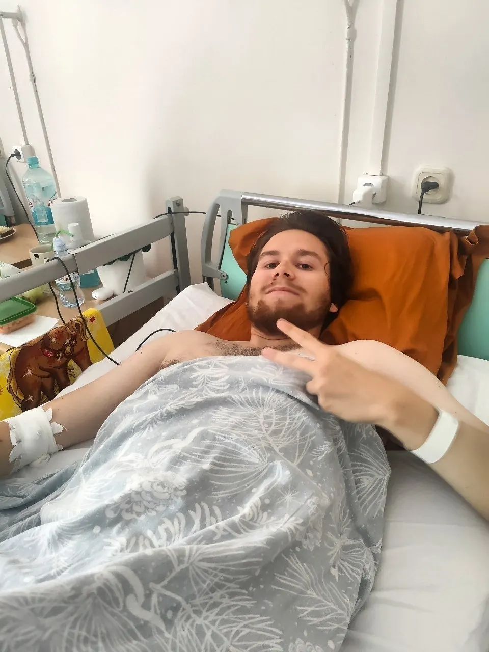 Попов сообщил, что не успеет собрать 205 подписей до 24 июля и прекращает участие в кампании; ранее он получил серьёзную травму при попытке уйти от силовиков, причины их визита остаются неизвестны.