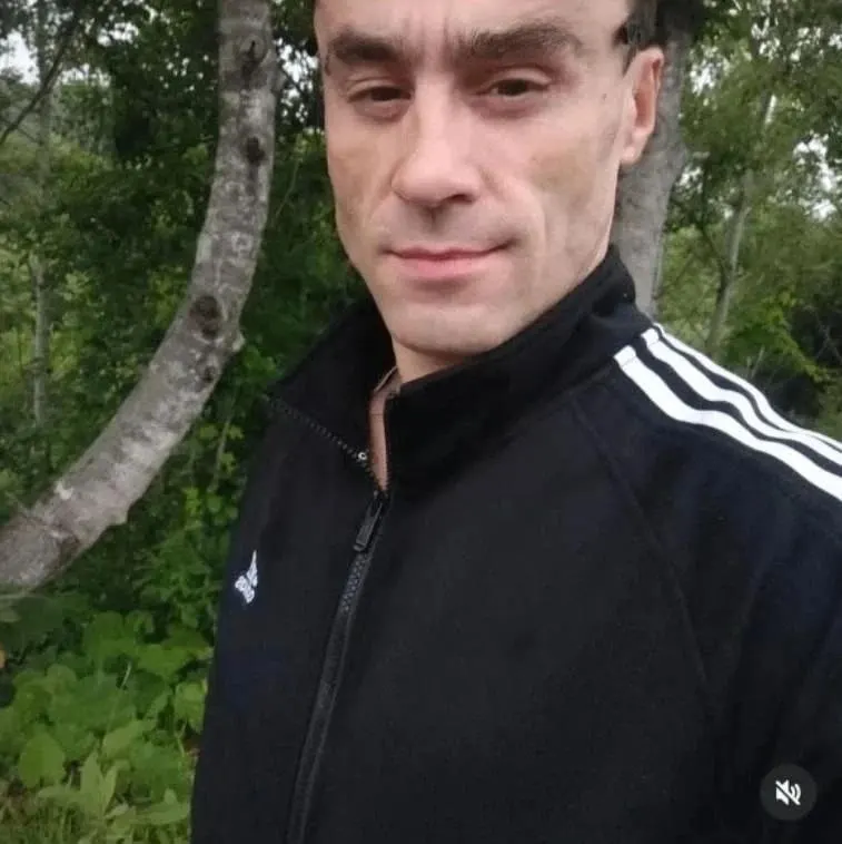Жительница Приморья Ольга ищет адвоката и намерена через суд оспорить решение о направлении её брата Артема на лечение в психиатрическую больницу; по её мнению, принудительная госпитализация не нужна.