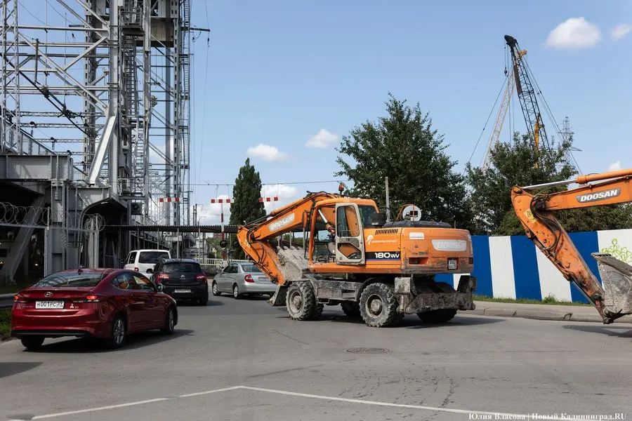 Двустороннее движение вернуть нельзя — собственник моста (железная дорога) после обследований разрешил проезд только по центральной части. При образовании заторов направление одностороннего движения могут менять, заявила глава администрации города.