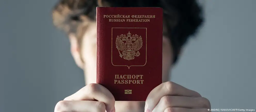 Первоначальный широкий запрет на выдачу виз россиянам, связанным с военной службой, пересмотрен — теперь ограничения предлагают распространять в основном на тех, кто непосредственно участвовал в боевых действиях, и лишь на краткосрочные визы с рядом исключений.