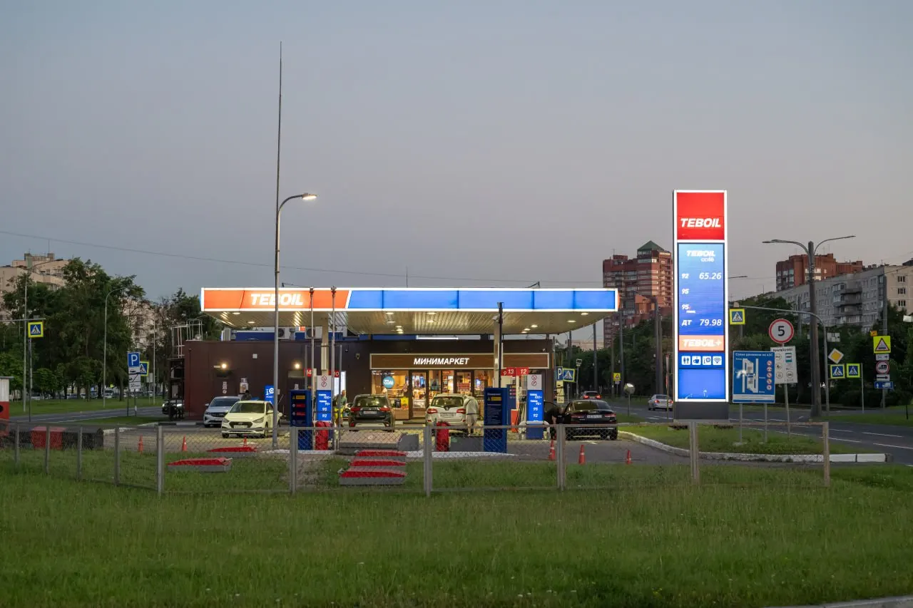 Из-за ограничений на НПЗ в городе вводят ограниченные отпуски бензина и дизеля. Обзор действующих лимитов по сетям, очередей на заправках и влияния на ситуацию.