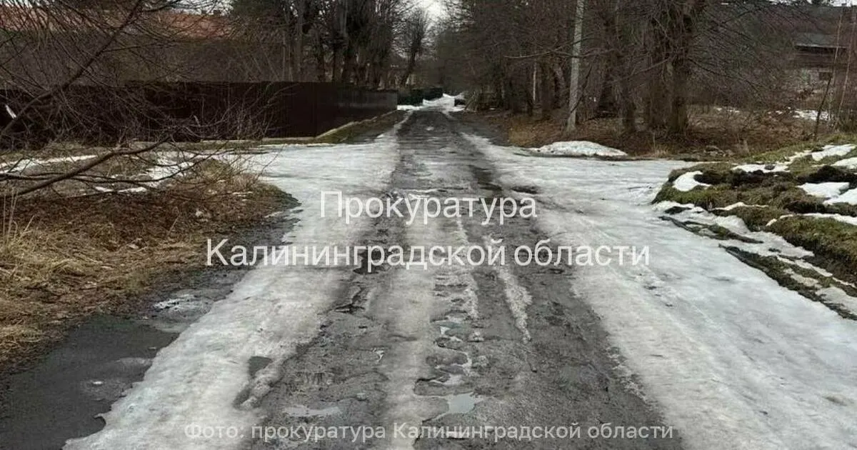 Суд присудил пострадавшей компенсацию морального вреда за перелом плечевой кости, полученный на неочищенной дороге. Прокуратура контролирует исполнение решения.
