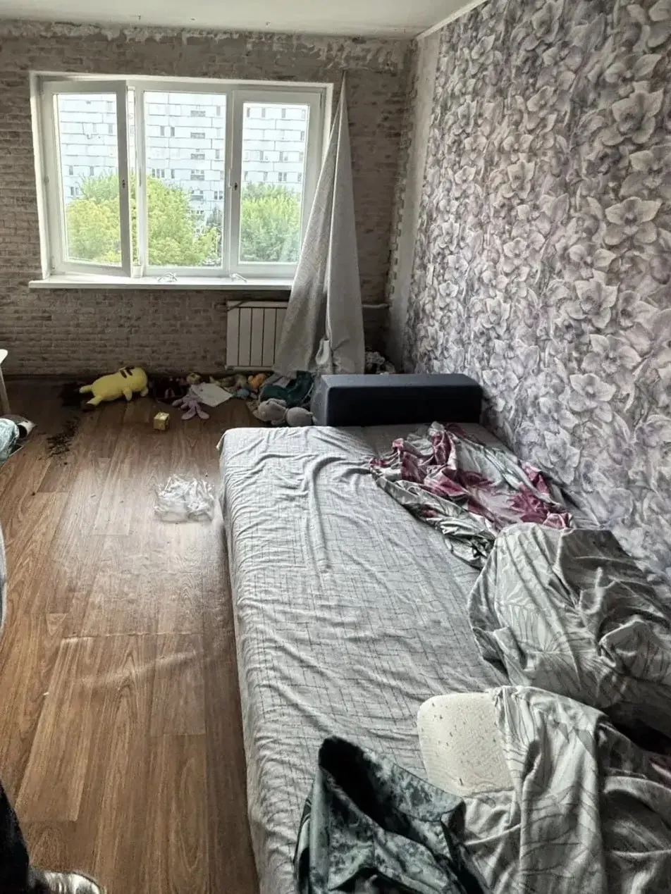 Трагедия произошла 23 июля: ребёнок упал из окна дома на улице Карбышева. Следственные органы возбудили уголовное дело по факту смерти по неосторожности.