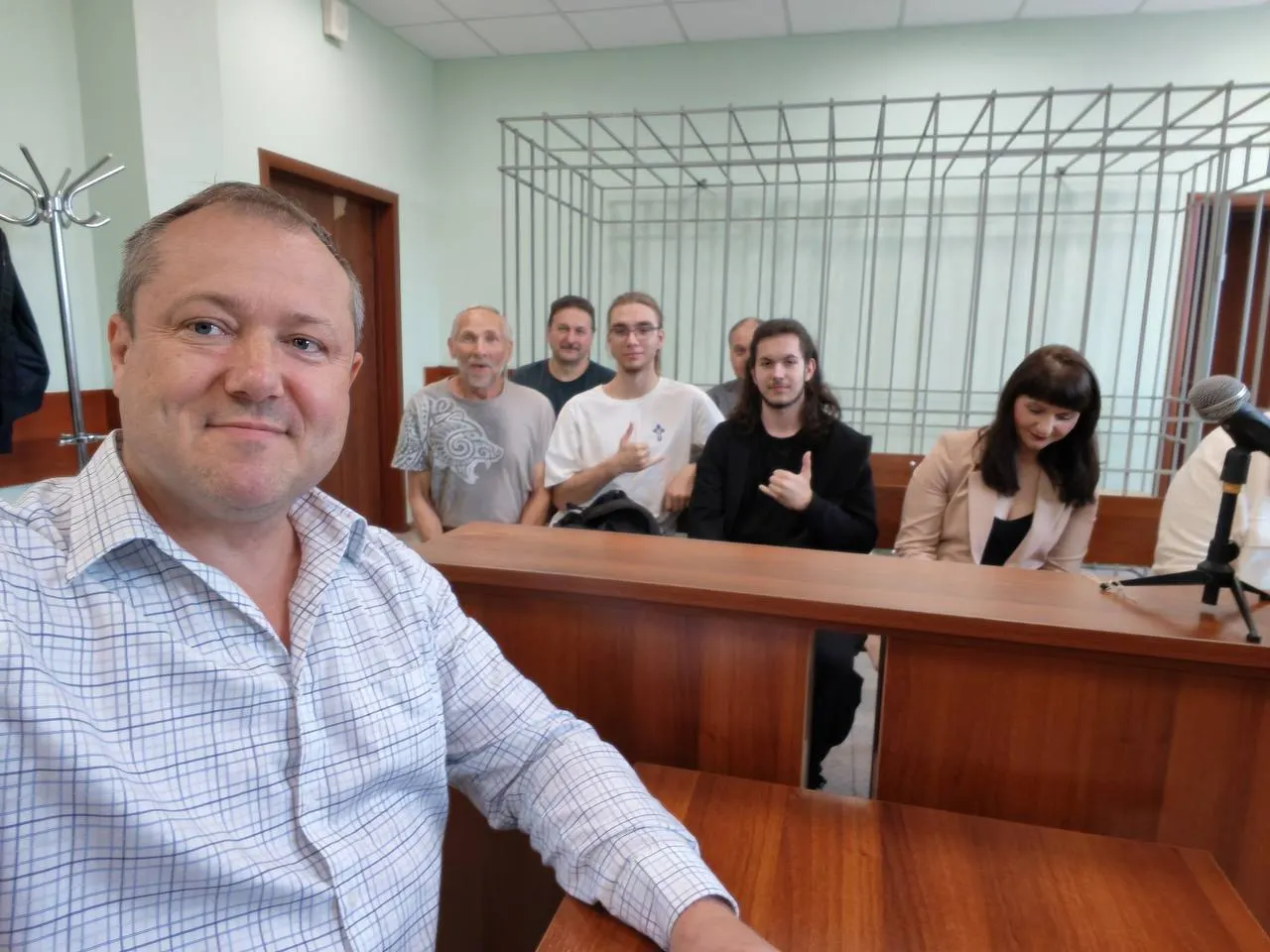 Суд в Красноярске оправдал журналиста Дмитрия Полушина по делу о возбуждении ненависти после февральского стрима о принудительной установке госмессенджера. Защита ссылалась на свободу слова и процессуальные ошибки в деле.