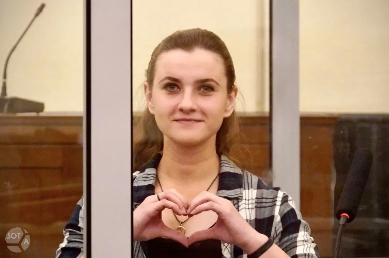 Октябрьский суд Новосибирска отклонил просьбу Виктории Мухаметовой о переводе из ИК‑9 в колонию в Свердловской области, рядом с местом проживания её матери; адвокат намерен обжаловать решение.