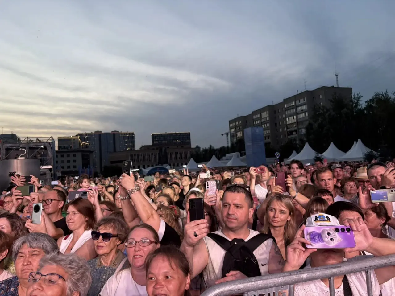 Тысячи тюменцев и гостей города собрались на площадь 400‑летия: многие подпевали артистам, среди публики было много детей, а на площадке сохранялась праздничная атмосфера.