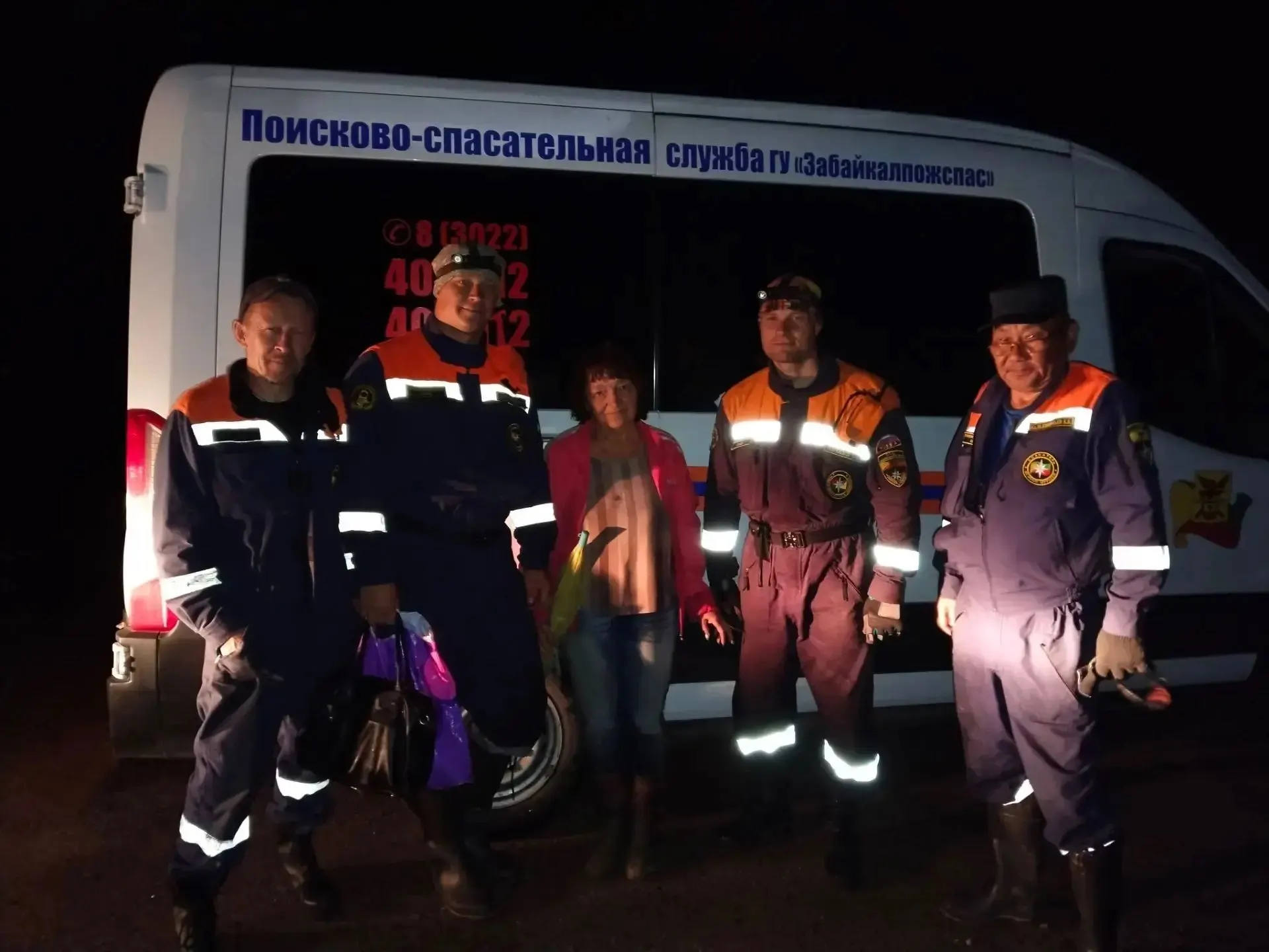Пенсионерка ушла из дома днём; спасатели обнаружили её ночью и отвезли домой.