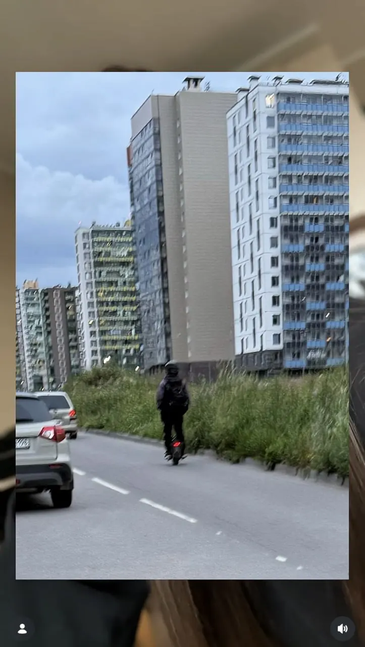 Жительница Мурина рассказала, что её со спины ударил мужчина и уехал на моноколесе. После публикации с ней связались другие пострадавшие; она намерена подать заявление, но отмечает, что предыдущие дела долго рассматриваются.