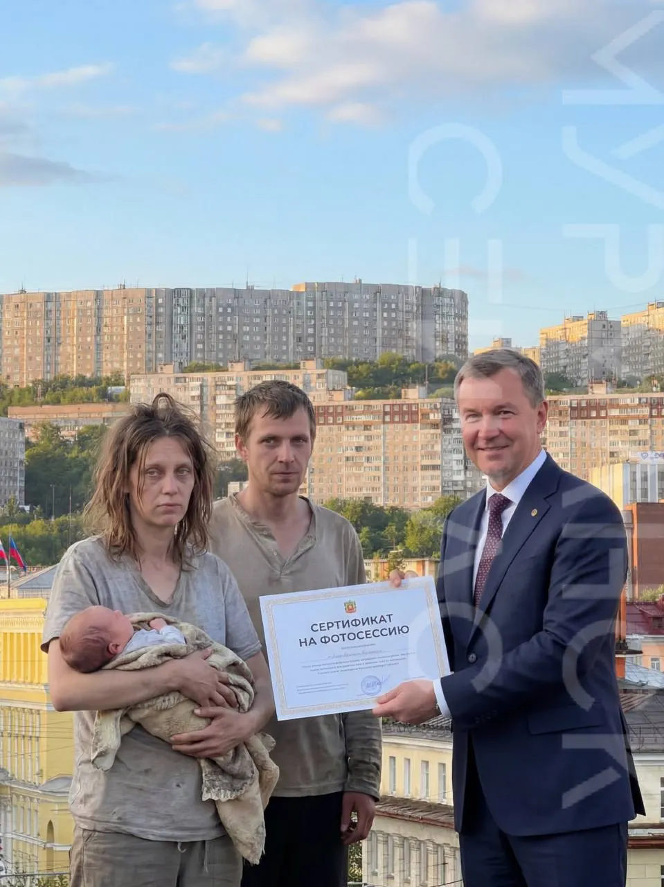 Каждой семье при рождении ребёнка планируют вручать сертификат на фотосъёмку новорождённого. Родители отмечают, что важнее вопросы условий жизни и поддержки семей.
