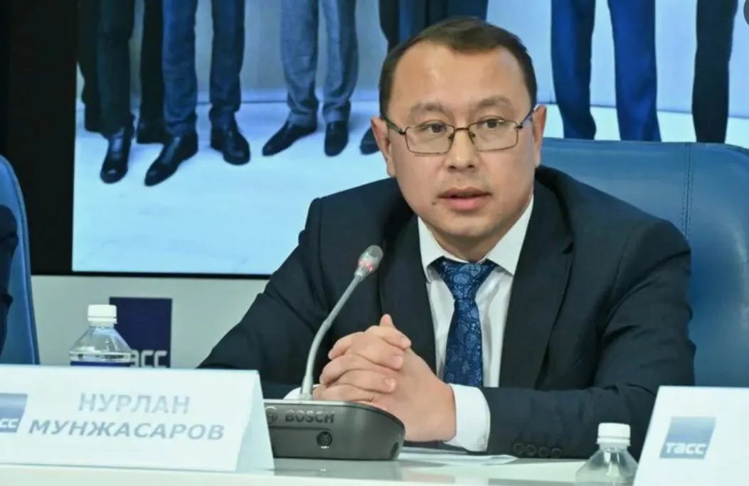 Ленинский районный суд Оренбурга оштрафовал депутата Заксобрания Нурлана Мунжасарова на 1 000 рублей за демонстрацию якобы «экстремистской» символики; помимо штрафа ему запрещено баллотироваться в течение года.