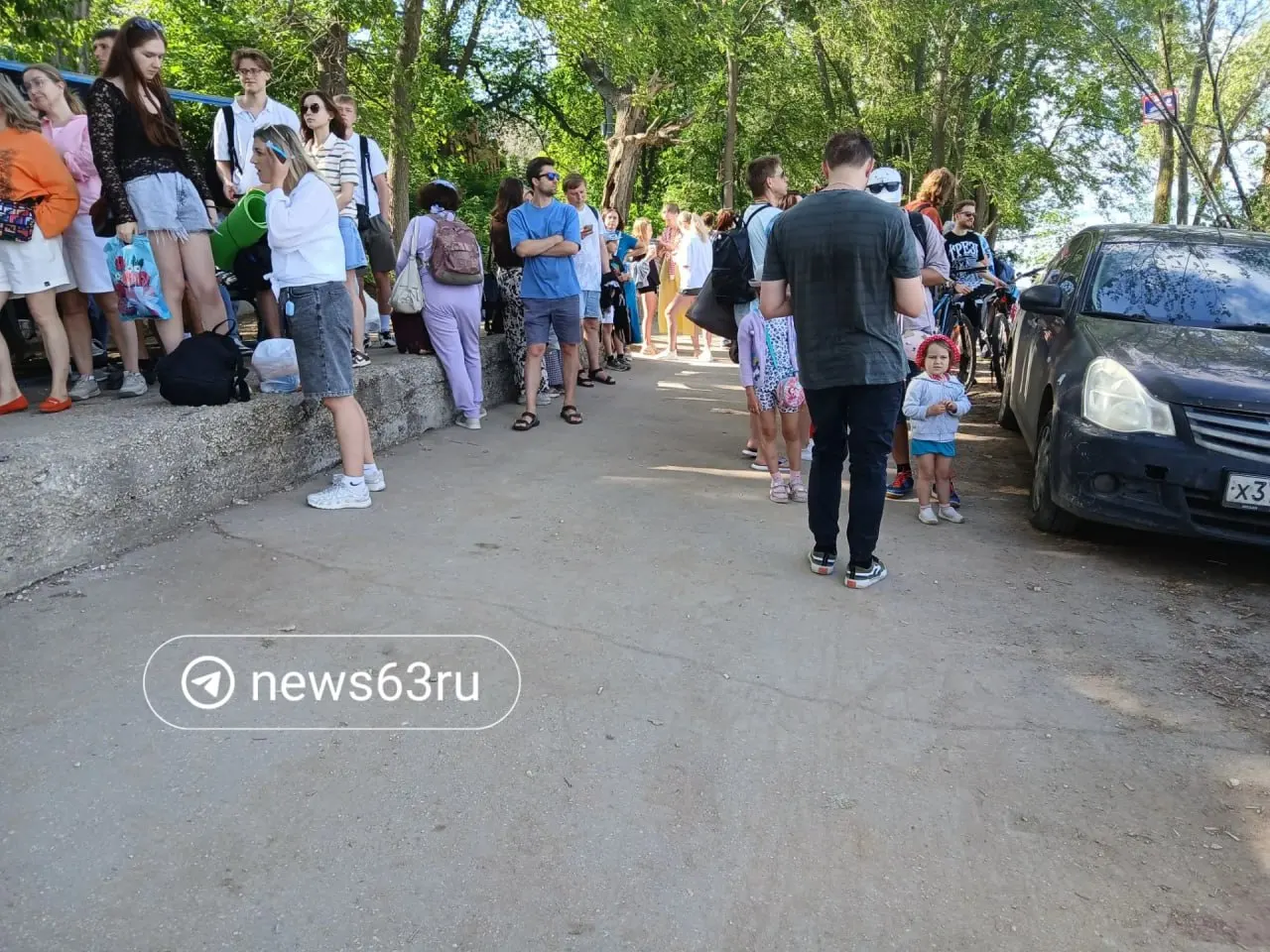 Утром у поляны Фрунзе люди ждали паром до Ширяево: судно задержали из‑за ракетной опасности, онлайн‑продажа дала сбой, а лодочник предложил переправу за 7 000 ₽.