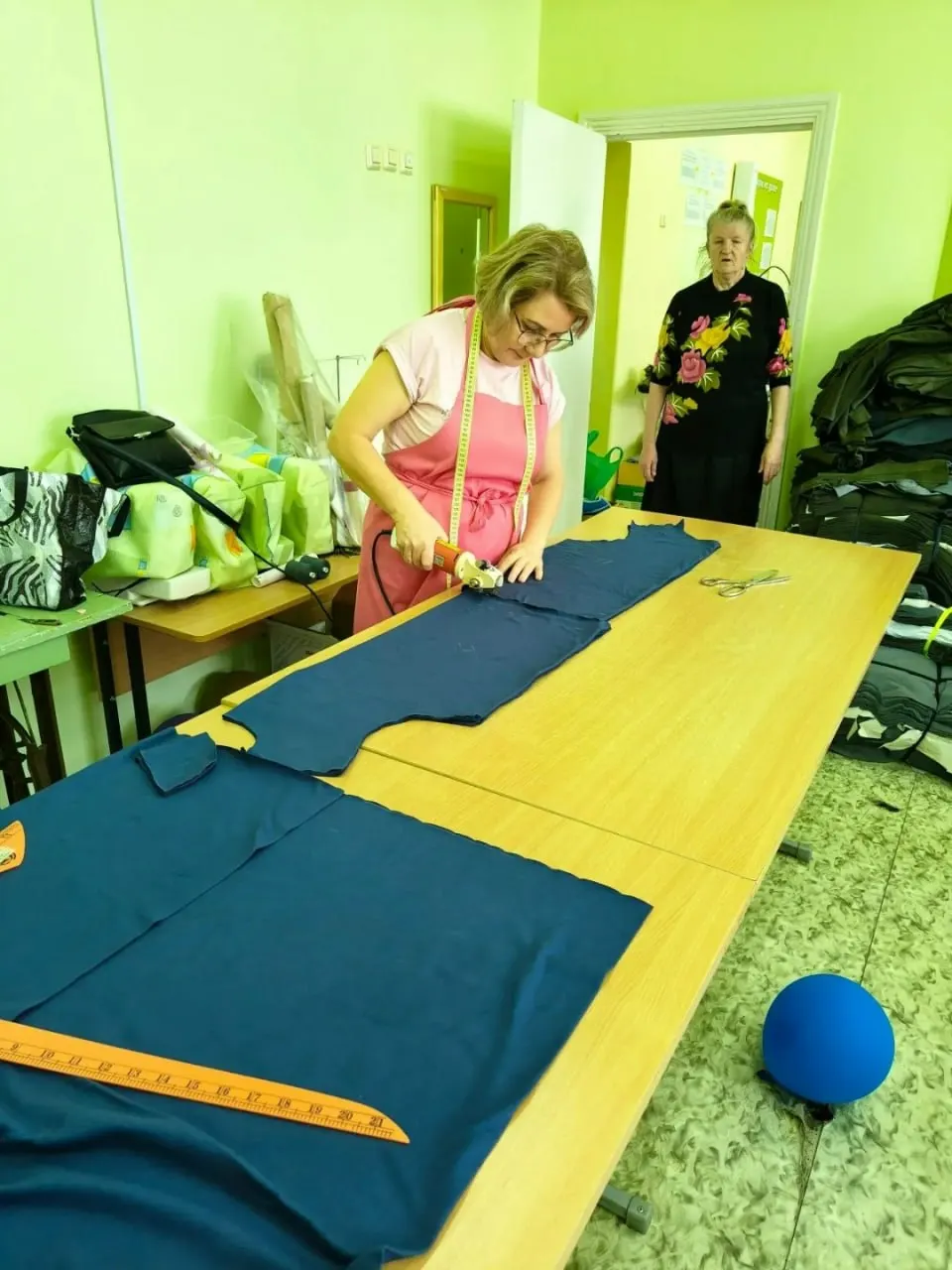 Женщины из сельских населённых пунктов собрали средства, купили ткань и за 18 дней изготовили 284 предмета адаптивной одежды для раненых; стационар госпиталя рассчитан на 150 коек.
