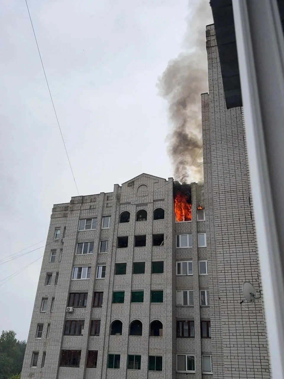 В Заволжском районе за 13 дней в двух квартирах одной семьи произошли пожары: сначала взорвался аккумулятор электромопеда, затем случилось возгорание из‑за проблем с электропроводкой. Семья потеряла вещи и жильё; им предлагают помощь фонда «Милосердия и здоровья».