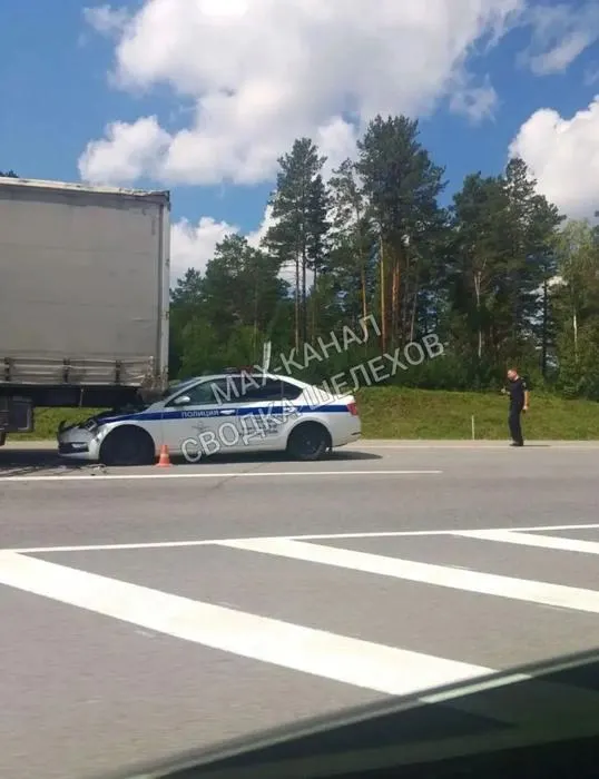 Во время преследования Audi в Шелеховском районе полицейская машина врезалась в грузовик. Двое офицеров пострадали, водитель Audi скрывается и находится в розыске.