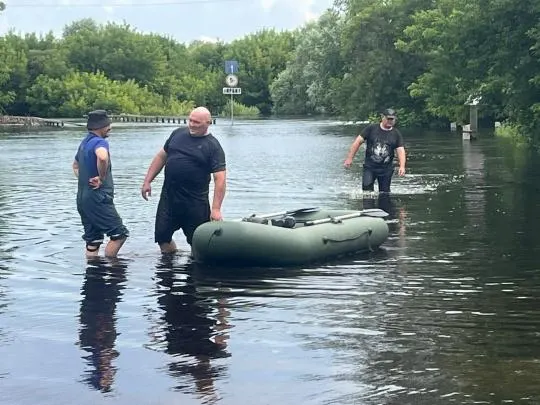 В Ирбите эвакуировали 10 человек из‑за подъёма уровня реки Ница. В город прибыли спасатели МЧС, подготовлены пункты временного размещения; в муниципалитете введён режим повышенной готовности.
