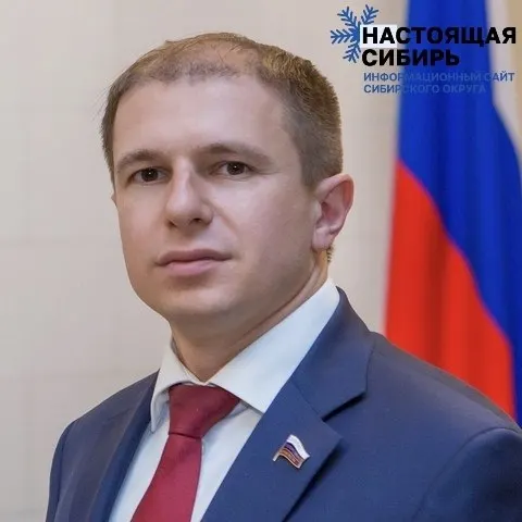 Депутат предложил формировать у молодёжи «моду на отказ от интернета», предлагая спорт как альтернативу; глава профильного комитета поддержала идею, критикуя распространение откровенного контента, а оппоненты называют это вмешательством в личную жизнь взрослых.