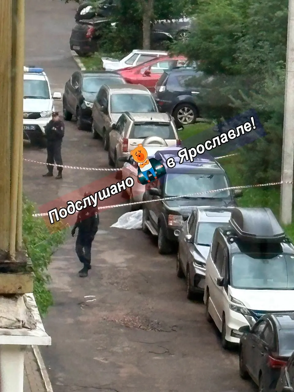 Два мужчины погибли, ещё один госпитализирован. По предварительным данным, конфликт между группой мужчин и случайным прохожим перерос в ножевую драку; подозреваемого задержали.
