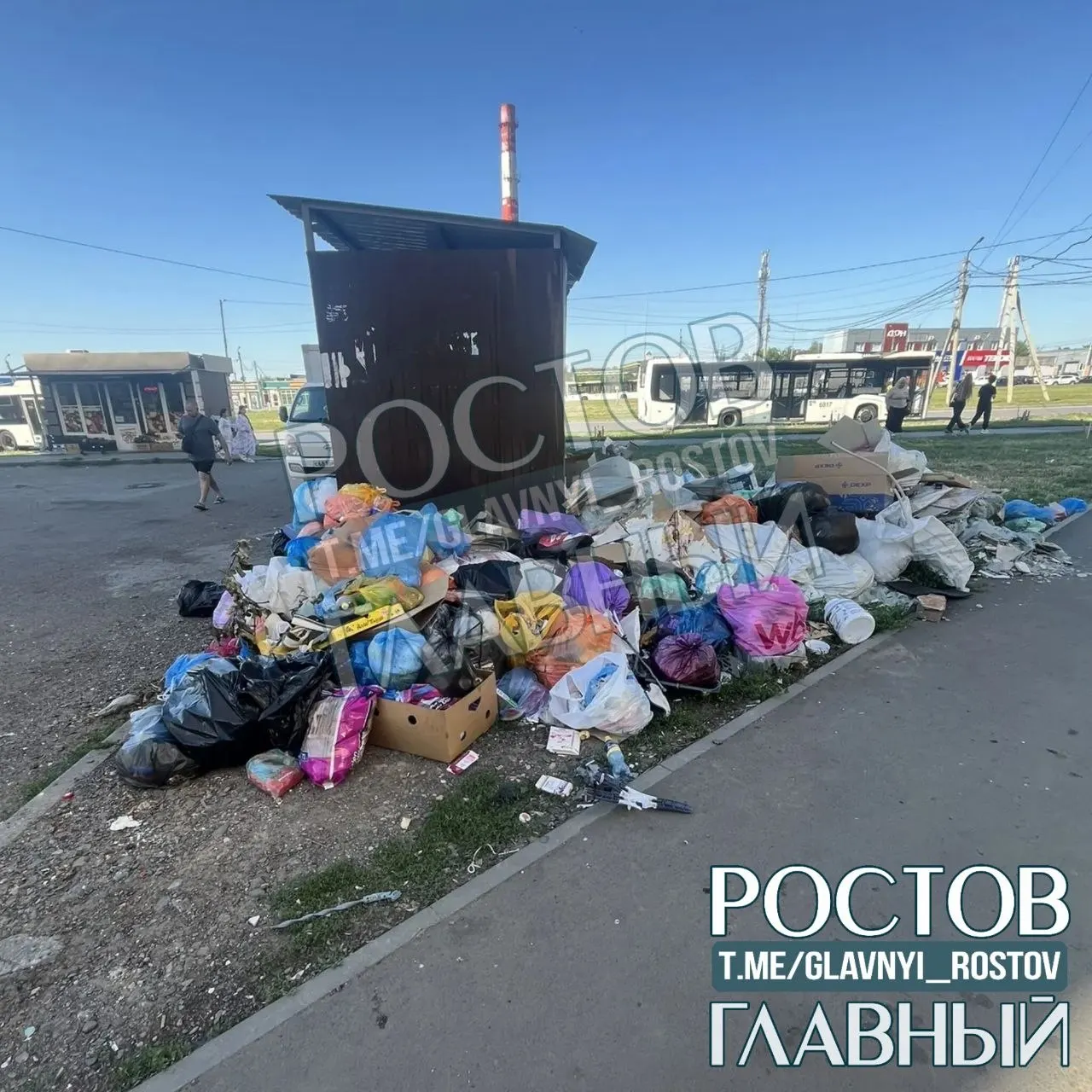 Жители дома на Думенко, 13/1 сообщают о невывезенном мусоре и неприятном запахе; просят коммунальные службы разобраться как можно скорее.