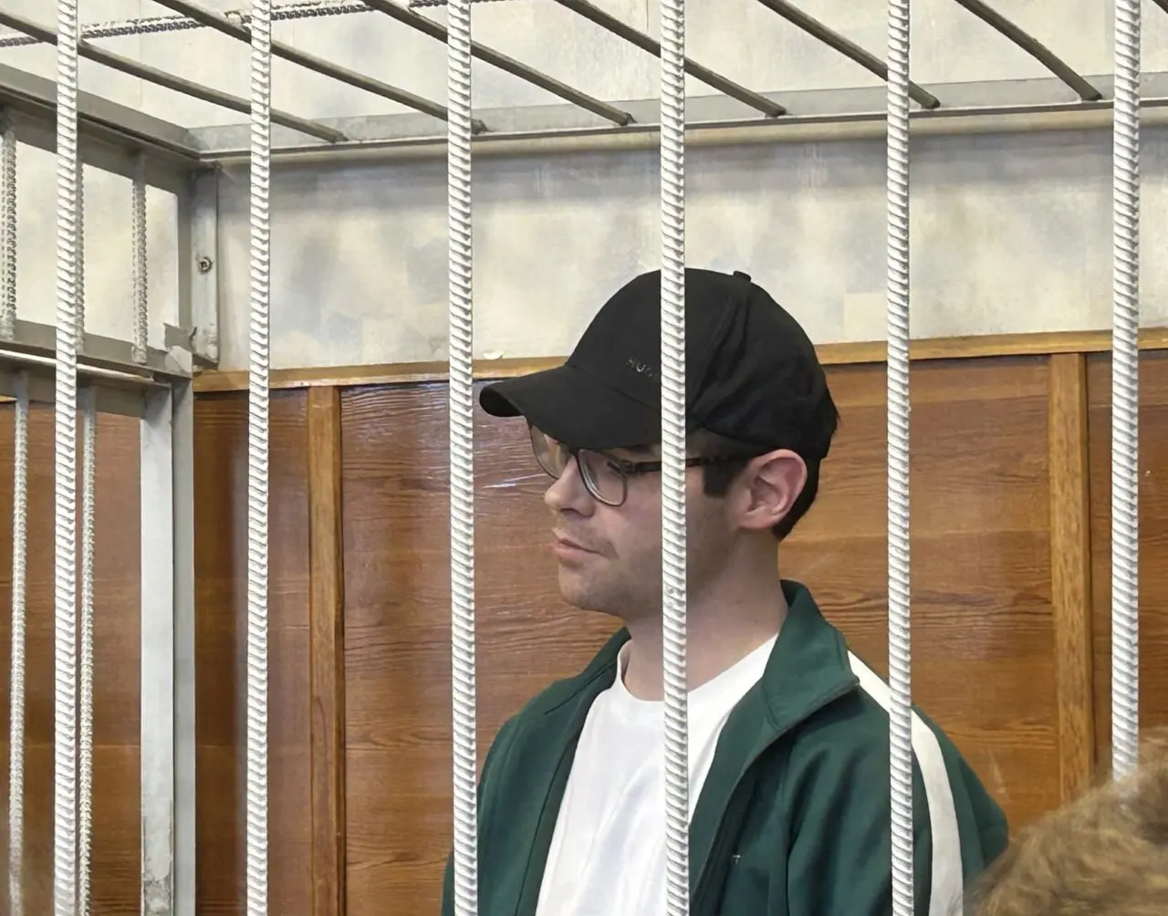 Свердловский областной суд обязал взыскать 120 тыс. рублей, которые журналист передал своему дяде-полицейскому. Остальная часть приговора — пять лет колонии, штраф и запрет на редакционную деятельность — оставлена в силе.
