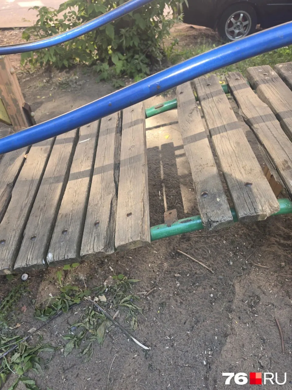 На улице Большие Полянки, 23 к.4 детская площадка в опасном состоянии: облезшая краска, просевшая горка и отваливающиеся доски. Управляющая компания и администрация перекладывают ответственность друг на друга.