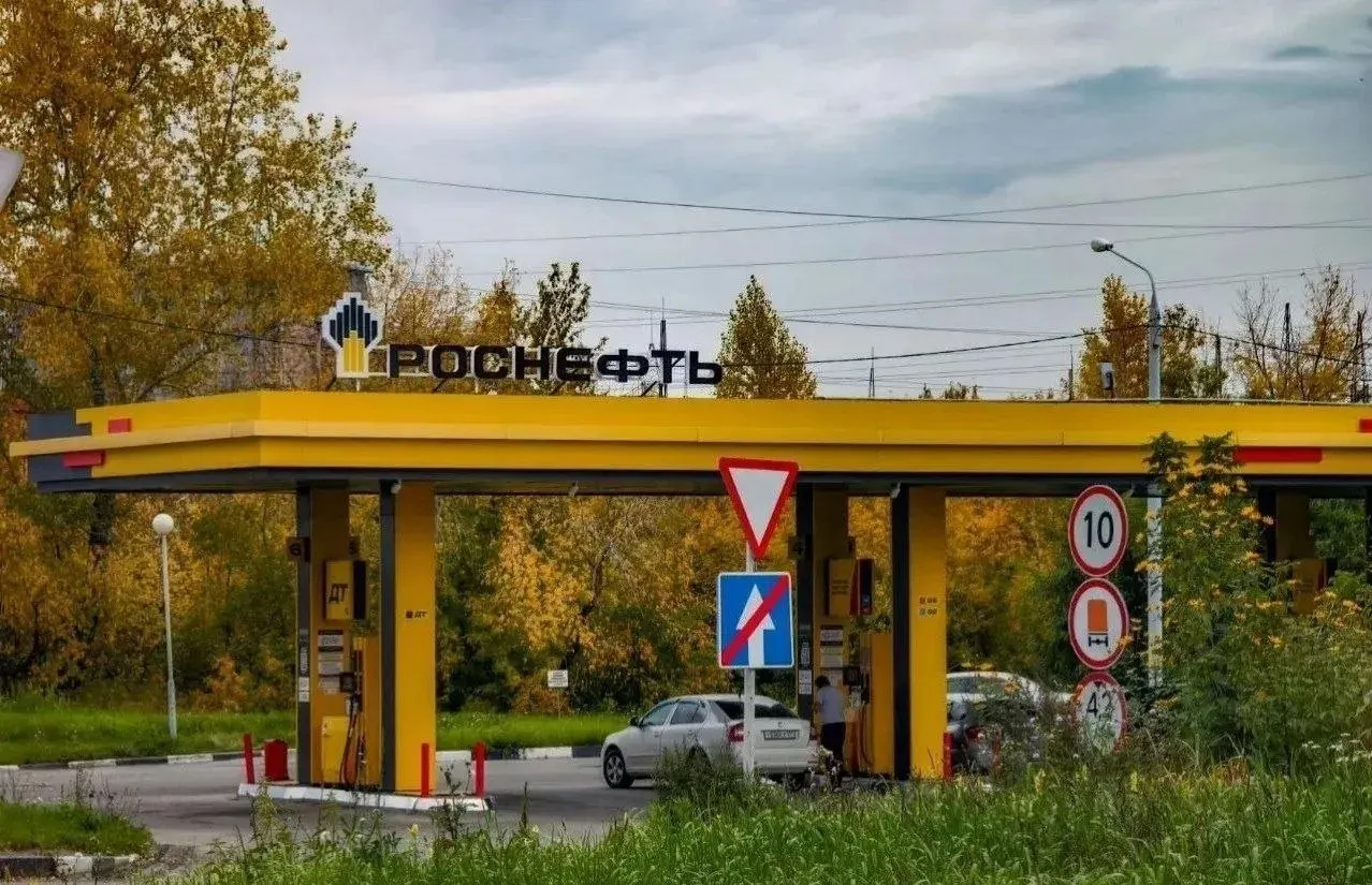 В регионе внедрена система учёта выдачи топлива по госномерам: водители показывают свидетельство о регистрации, оператор фиксирует выдачу в системе. Лимиты зависят от района; властями рекомендовано сократить поездки и экономить топливо. В первые три дня систему опробовали более 10 тысяч автомобилей, серьёзных сбоев не зафиксировано.
