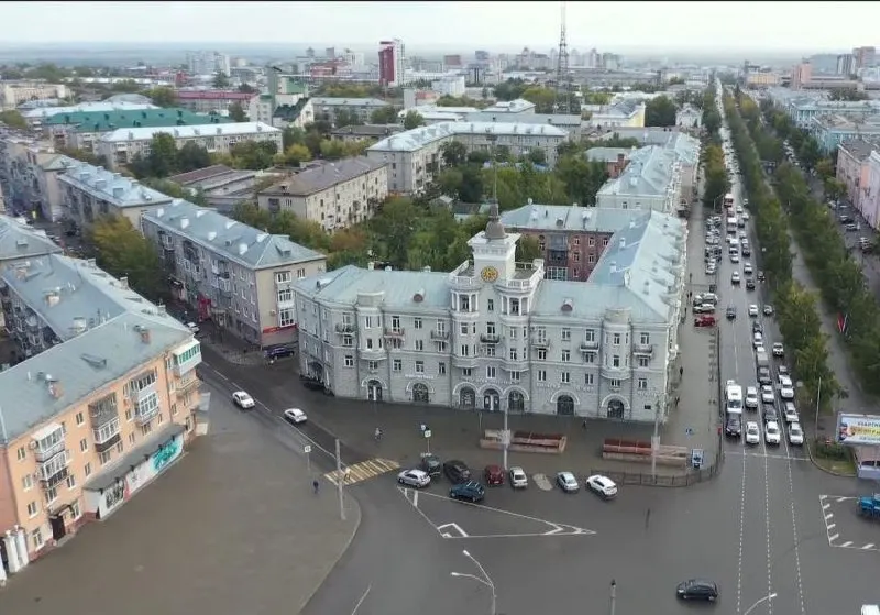 Главные мероприятия пройдут на площади Свободы, Мало‑Тобольской и в Центральном парке. Гостей ждут концерты, ярмарка алтайских товаров, спортивные соревнования, мастер‑классы и фестиваль национальных культур.
