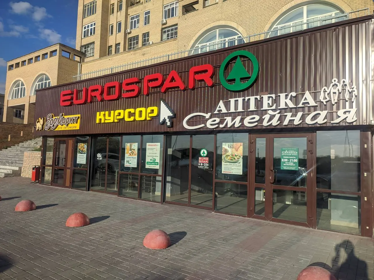 Прокуратура подала иск к владельцу помещения в доме «Золотой зуб» на Иртышской набережной: по версии ведомства, в этом месте должно находиться защитное сооружение гражданской обороны. Владелец утверждает, что помещение никогда не соответствовало требованиям бомбоубежища.
