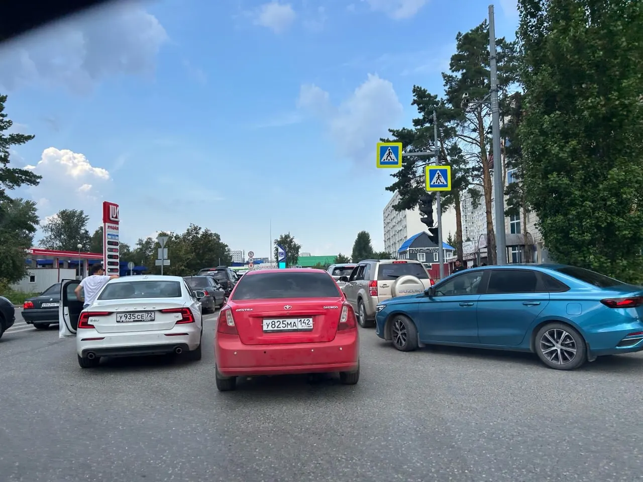Более 50 автомобилей заняли правую полосу у заправки на Московском тракте: водители говорят, что на этой АЗС есть бензин, но ожидание в очереди может занять около часа.