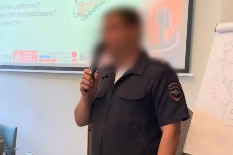 Заместителя начальника отдела полиции обвиняют во взяточничестве: следствие утверждает, что он и подчинённая получали свыше миллиона рублей за предупреждения торговцев без лицензии о проверках.