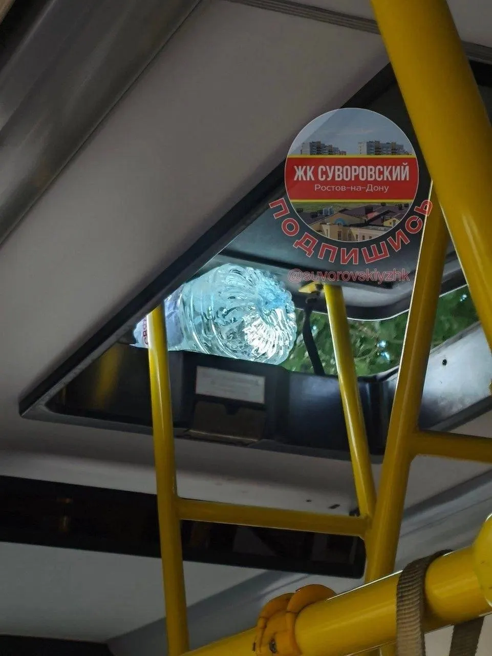 Пассажиры автобуса №43 в Суворовском жалуются на неработающий кондиционер, молчащее табло и импровизированную вентиляцию с помощью пятилитровой бутылки. Водитель открывал двери, чтобы проветрить салон.