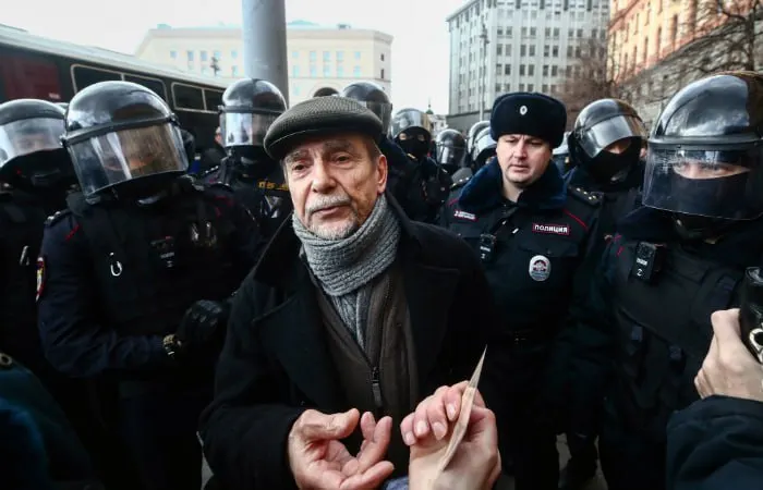 Хорошевский районный суд приговорил 84‑летнего Льва Пономарева к 5 годам и 5 месяцам колонии; обвинение просило 6,5 лет и запрет на администрирование сайтов.