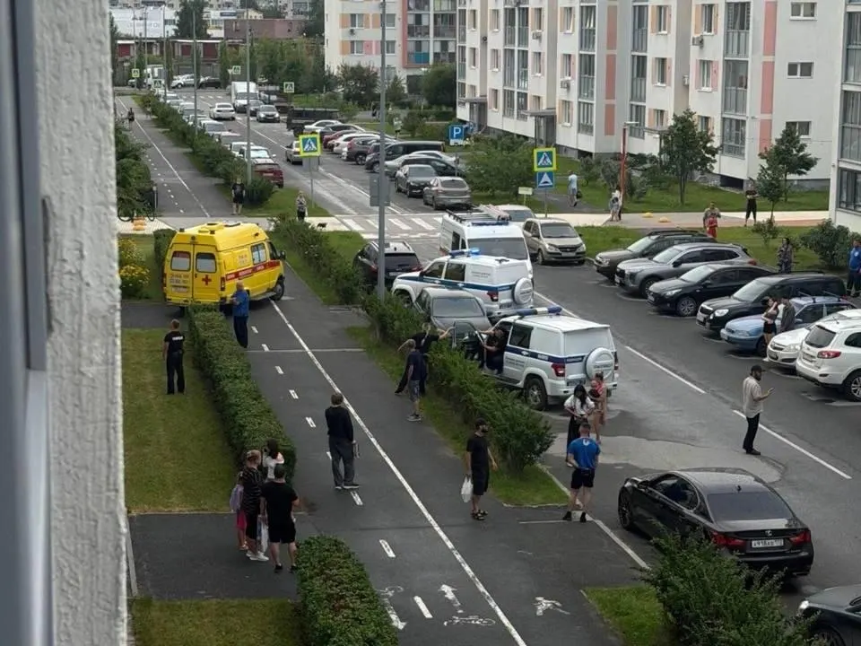 Очевидцы рассказывают, что к дому в ЖК «Апрель» подъехали полиция и скорая. Мужчину без рубашки в наручниках посадили в машину скорой, спасатели, вероятно, вскрывали дверь.
