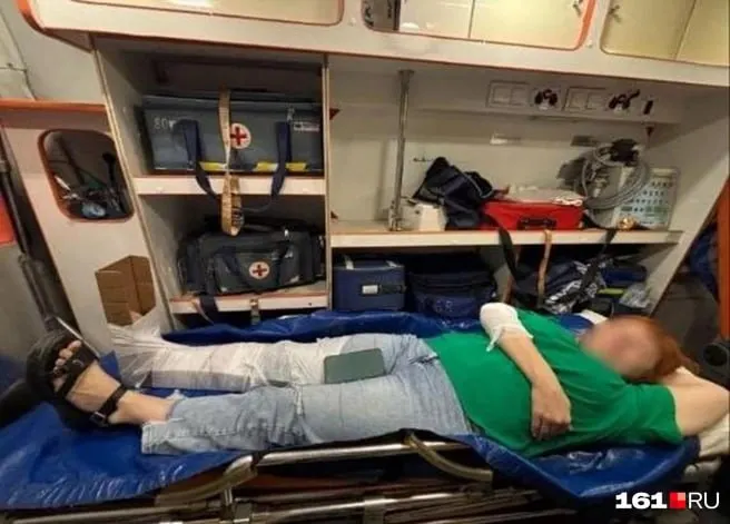 Женщина провалилась по колено в выкопанную яму между лицеем и школой, получила ушибы и отёк; администрация просит официальный запрос, учебные заведения дают противоречивые ответы.