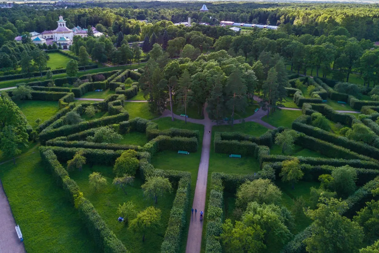 Парк открыт для посещения, но сотрудники продолжают устранять последствия сильного ветра; потенциально опасные участки ограждены.