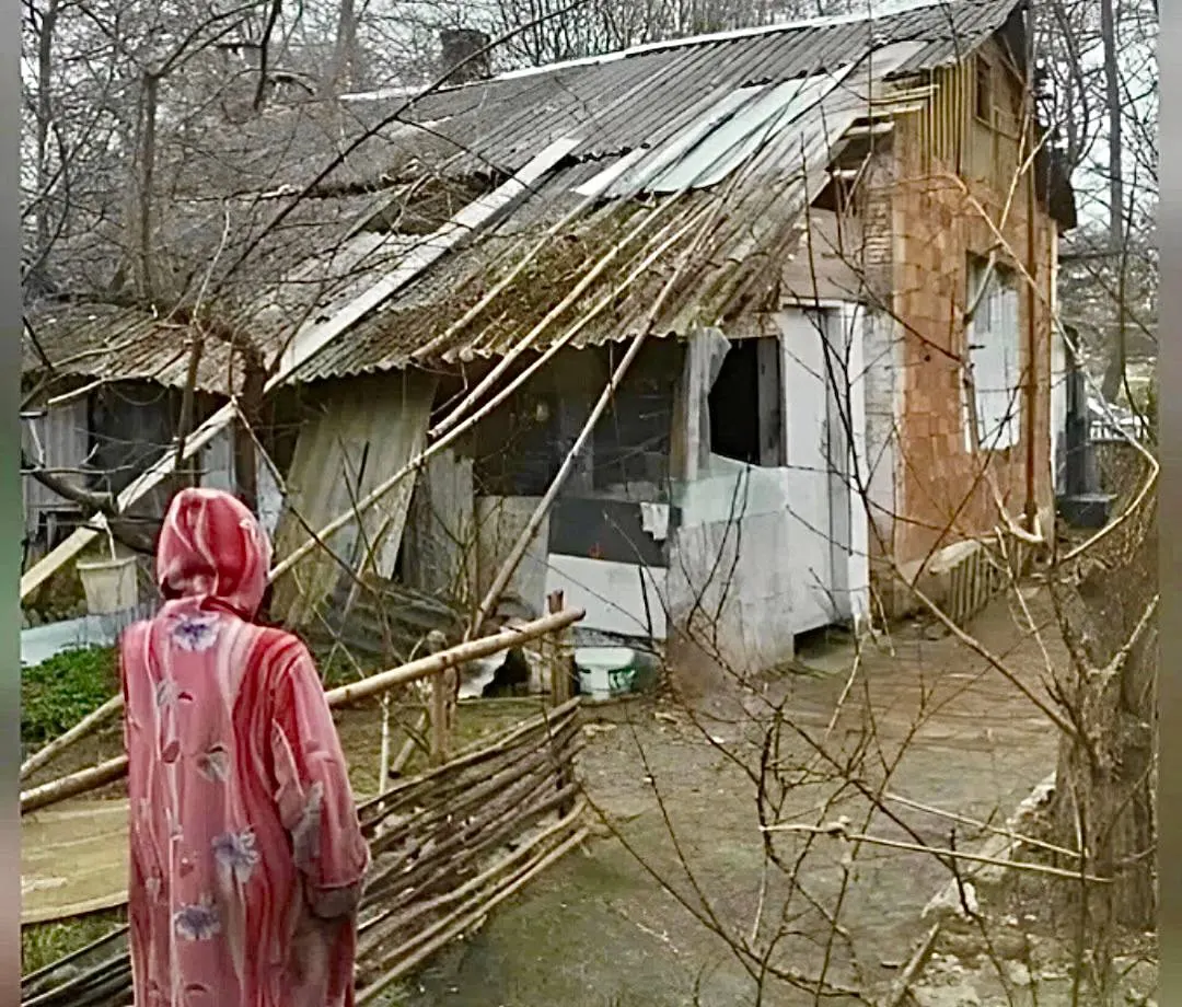 Жильё Нелли Кожуховской было списано с баланса в 2012 году. После шторма часть крыши сорвало, в доме нет света и воды — женщина топит печь дровами и каждую неделю проходит 5 км до парома, чтобы навестить больного сына. Соседи готовят жалобы в прокуратуру.